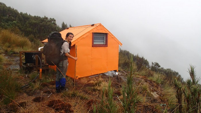 Le spartiate Adventure Bivouac (1020m) émerge du brouillard