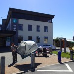 Séchage plénier du matériel devant l’Office de Tourisme d’Hokitika