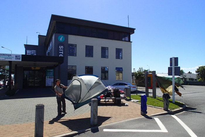 Séchage plénier du matériel devant l’Office de Tourisme d’Hokitika