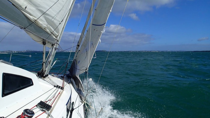 Tamaki Strait et Auckland, 20 Mn de près nerveux