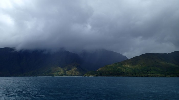 Vallée de la Ouaïème et ses roches dans les nuages