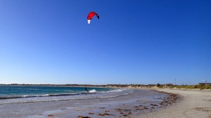 La forte brise de SW estivale lance la saison de kite (Geraldton)