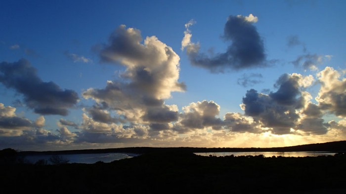 Isthme entre le lac Hillier (à D) et l’océan (à G)