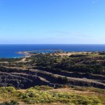 L’ex-mine de Grassy, au fond le port