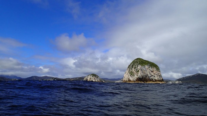 14:45 – Retour à Port Davey, Swainson Island et Big Caroline Rock (à D)