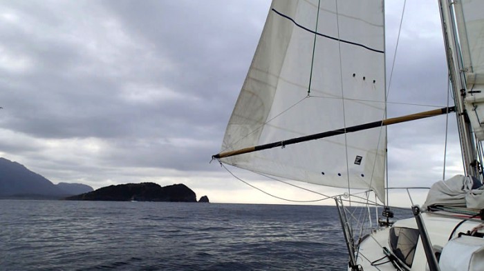 27 mars – Départ de Louisa Bay, à gauche Louisa Island