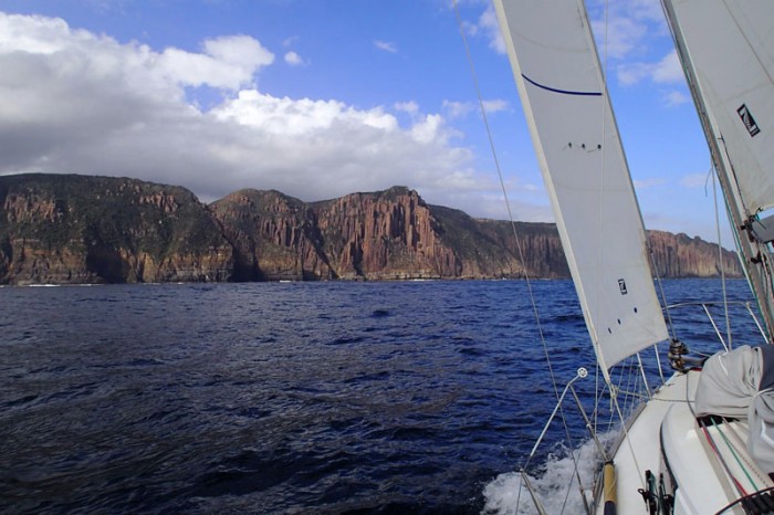 Les Fluted Cliffs du South Cape, 5 milles avant le South East Cape