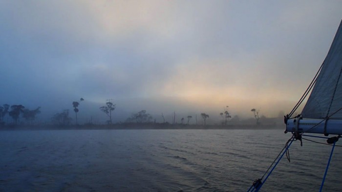 … grand-voile haute, empruntant le bras Est de la rivière Huon