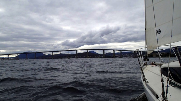 Sur la Derwent River, en vue du Tasman Bridge et d’Hobart