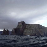 Tasman Island (43° 15’ S) avec son phare qui pointe dans les nuages