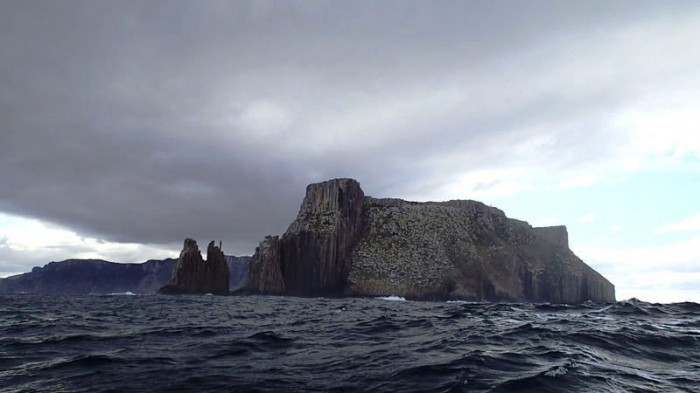 Tasman Island (43° 15’ S) avec son phare qui pointe dans les nuages