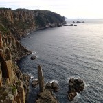 Le Moai de Dolomieu Point, dans la brume sur l'horizon, Maria Island