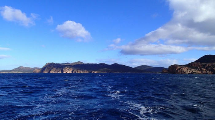 A D le cap Degerando (Freycinet Peninsula), Schouten Is dans le sillage