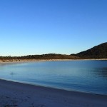 Le coin Sud de la Wineglass Bay, au NW, le Mt Mayson (415m)