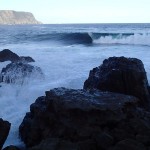 La vague de Shipstern Bluff, au fond les contreforts du cap Raoul