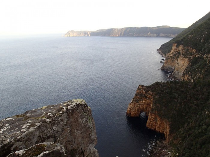 La Munro Bight avec au fond le cap Pillar et Cathedral Rock