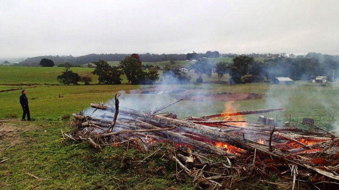 Bonfire sur le terrain de Ben et Victoria à Premaydena