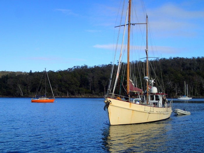 Bob et Sue sur George Bay rentrent à Triabunna, à G le bateau de Tony