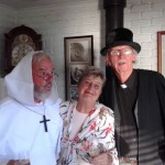 Tim, Bill et Kaye en pleine mise en scène pour le mariage de Shane et Suzanne