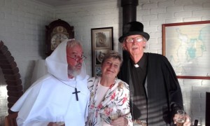 Tim, Bill et Kaye en pleine mise en scène pour le mariage de Shane et Suzanne