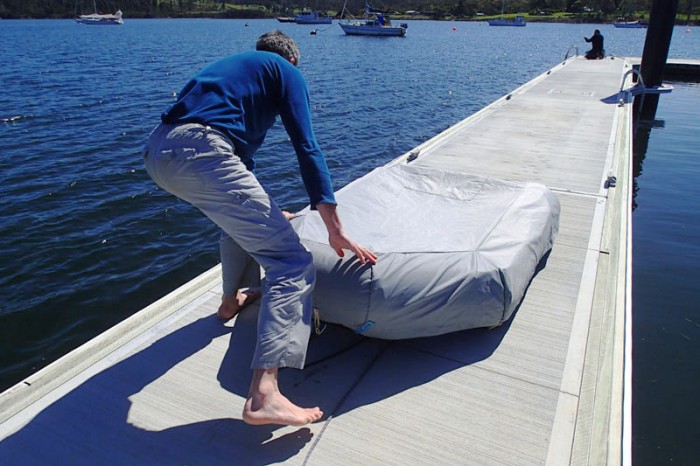 Travail d’ajustement sur le taud de dinghy offert par Tony (Taranna)