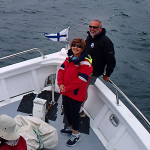 Greg et Alana avec au vent le pavillon du Tamar Yacht Club