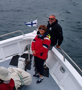 Greg et Alana avec au vent le pavillon du Tamar Yacht Club