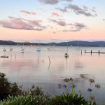 L’Envol sur la bouée de Roger devant le Tamar Yacht Club
