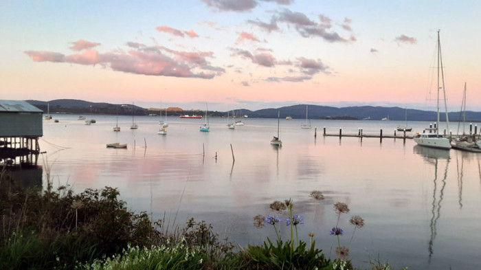 L’Envol sur la bouée de Roger devant le Tamar Yacht Club