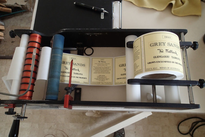 Les étiquettes posées à la main