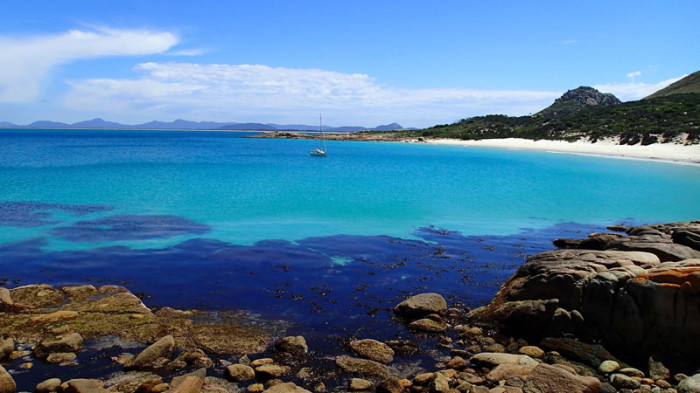 Snaky Hollow, L’Envol au mouillage, au fond l’île Flinders