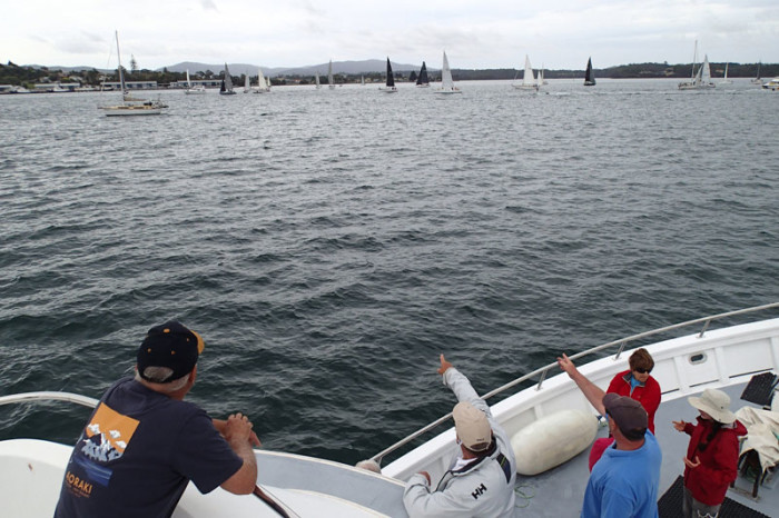 Avec les officiels sur Alaska Bay, le bateau à moteur de Dave