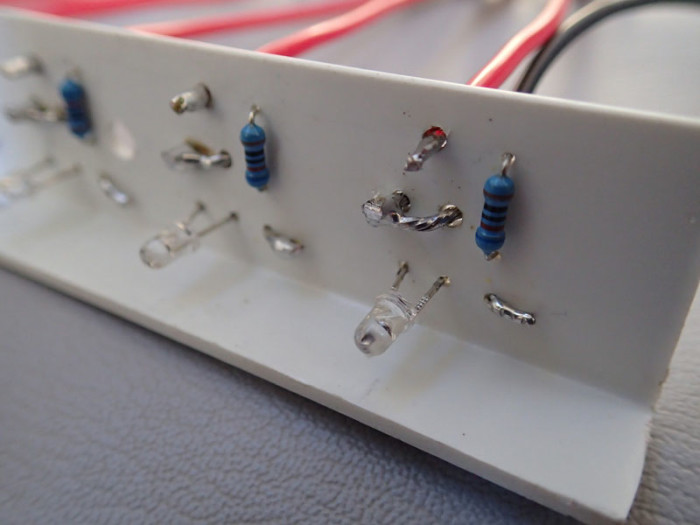 Pseudo circuit imprimé pour maintenir les composants soudés
