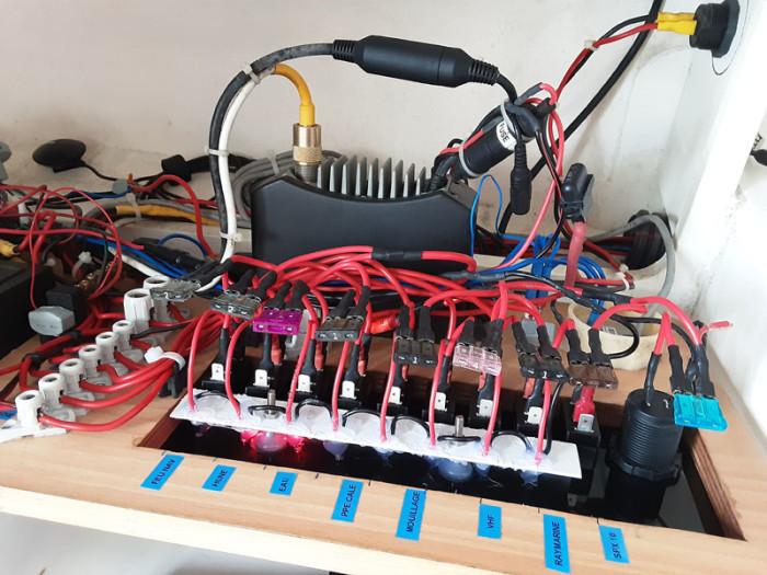 Interrupteurs, fusibles et module LED montés au verso du panel en PVC
