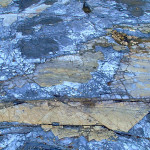 Dalle de roche en mosaïque découvrant à marée basse