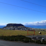 … vue au SE, le village de Stanley, The Nut et le Rocky Cape derrière