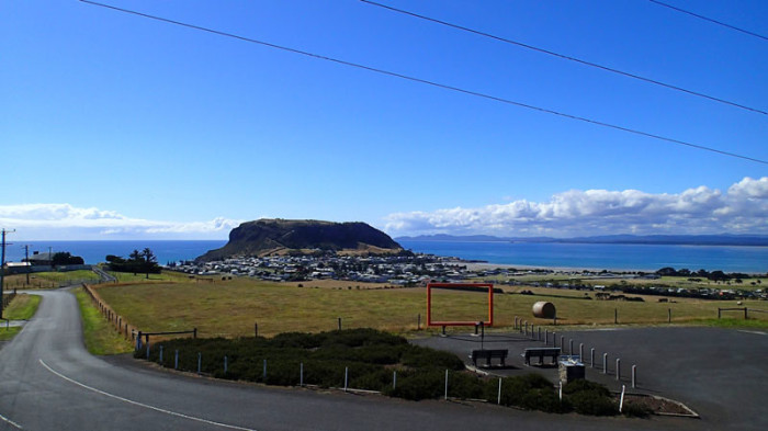 … vue au SE, le village de Stanley, The Nut et le Rocky Cape derrière