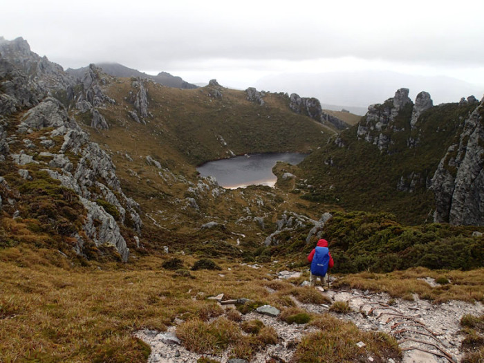 En contrebas, le campement du lac Cygnus atteint après 18Km de marche