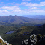 Vue du Mt Capricorn (1037m), le lac Miranda à G et Bathurst Harbour