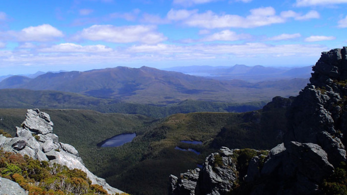 Vue du Mt Capricorn (1037m), le lac Miranda à G et Bathurst Harbour