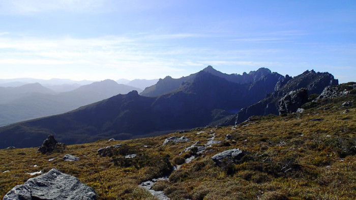 Nous laissons derrière nous une section escarpée de la W Arthur Range…