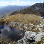 Le lac Sirona coloré par les button grass