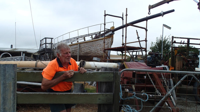 Geoff avec le fatras d’objets en tout genre qui squattent son terrain