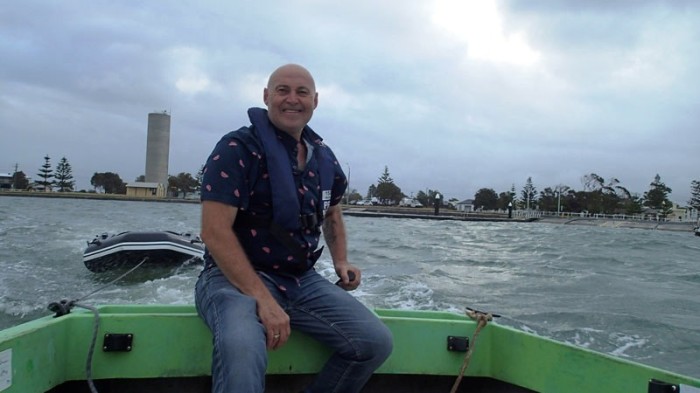 Andrew nous ramène au bateau un jour de grand vent mal anticipé