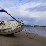 Voilier drossé sur la plage au Nord d’Iluka Bay