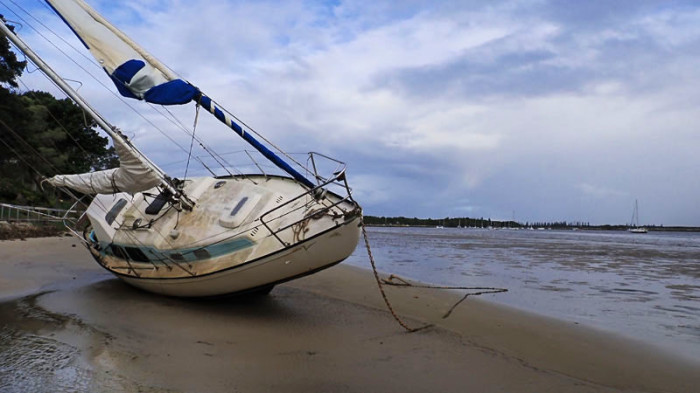 Voilier drossé sur la plage au Nord d’Iluka Bay