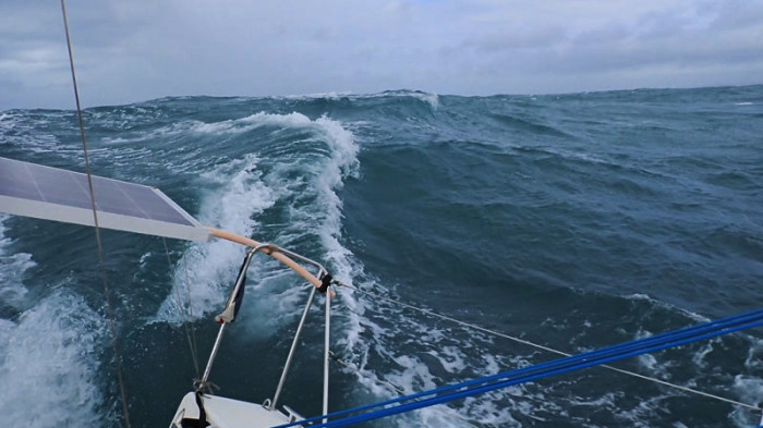 L’Envol dévale vaillamment le mur d’eau