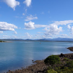 Un voilier au mouillage entre les îles Acacia et Newry