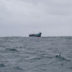 J8, 13/07 – 157 Mn/24h, un navire indonésien soulevé par la houle
