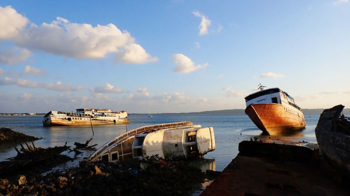 Cimetière de bateaux à Wanci sur l’île Wangiwangi dans les Sulawesi